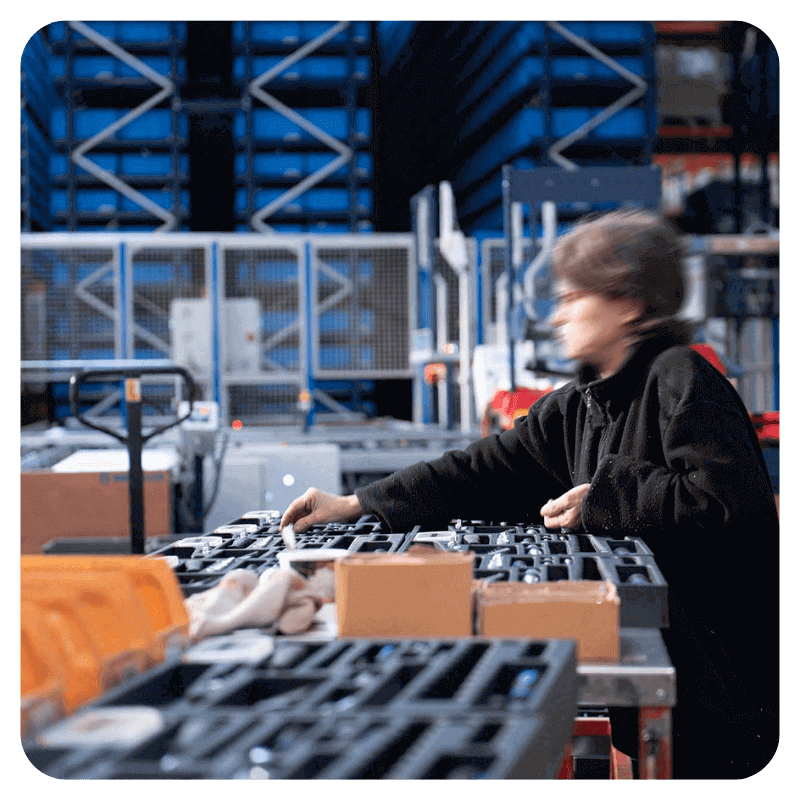 Persona femenina trabajando en fábrica Evaplus